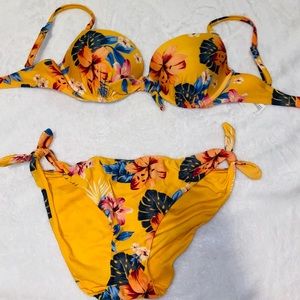 ADORABLE HOLLISTER PADDED BATHING SUIT